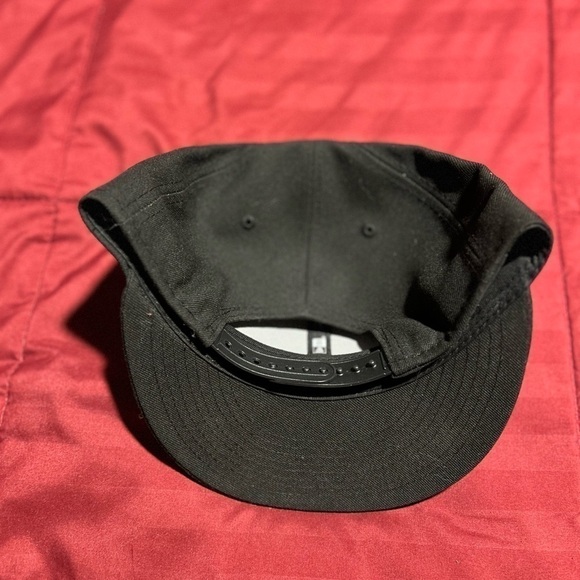 Las Vegas Raiders New Era Black On Black 9FIFTY Adjustable Hat - Black - Picture 3 of 4